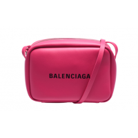 BALENCIAGA 經典EVERYDAY系列品牌黑色字母LOGO小牛皮斜背相機包(紫紅)